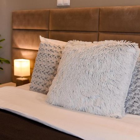 Chic Accommodation With Breathtaking Views Over Calea Victoriei - Your Central Heaven Bukarest Eksteriør billede