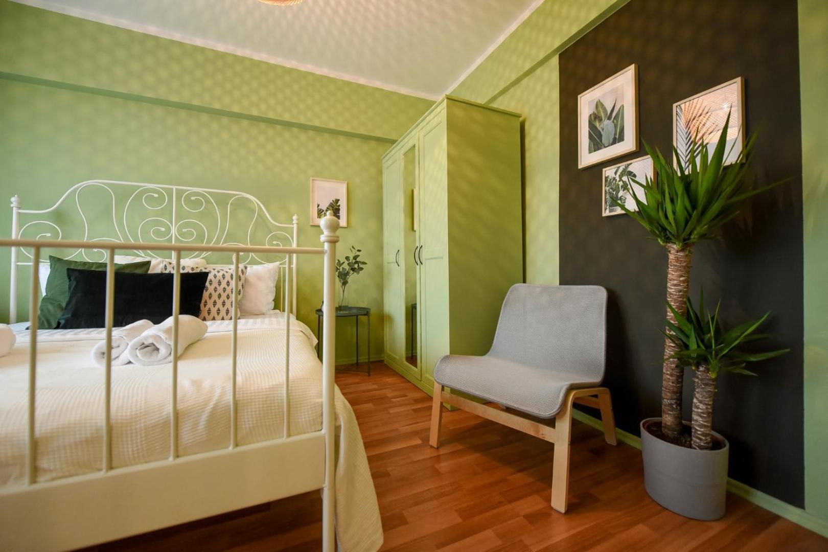 Chic Accommodation With Breathtaking Views Over Calea Victoriei - Your Central Heaven Bukarest Værelse billede