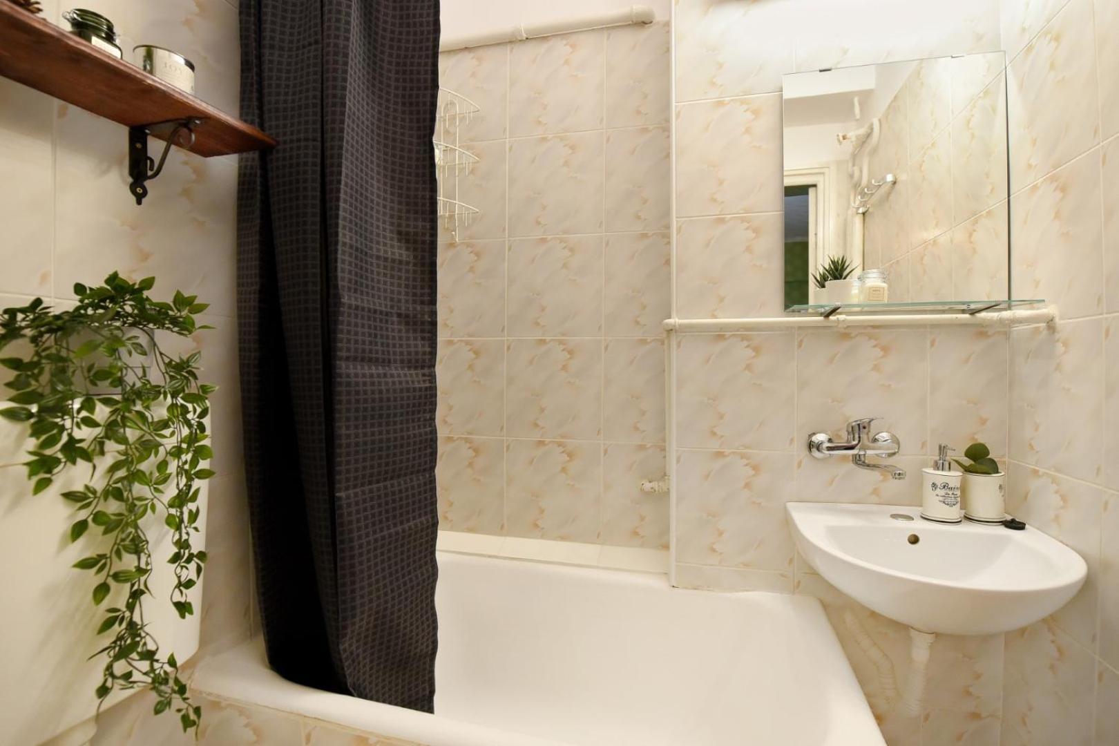 Chic Accommodation With Breathtaking Views Over Calea Victoriei - Your Central Heaven Bukarest Værelse billede