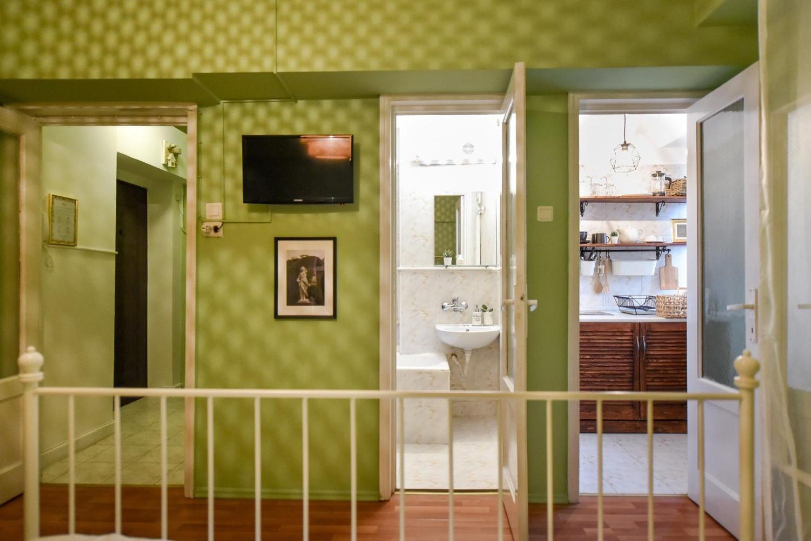 Chic Accommodation With Breathtaking Views Over Calea Victoriei - Your Central Heaven Bukarest Værelse billede