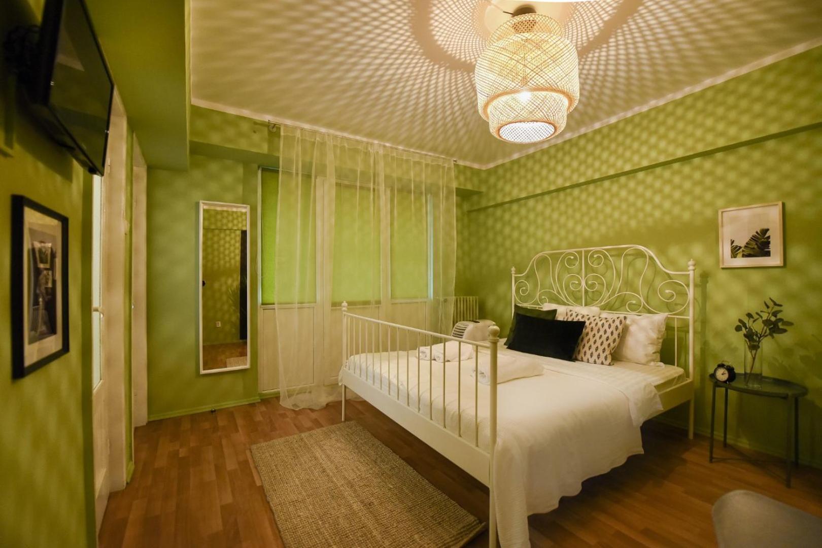 Chic Accommodation With Breathtaking Views Over Calea Victoriei - Your Central Heaven Bukarest Værelse billede