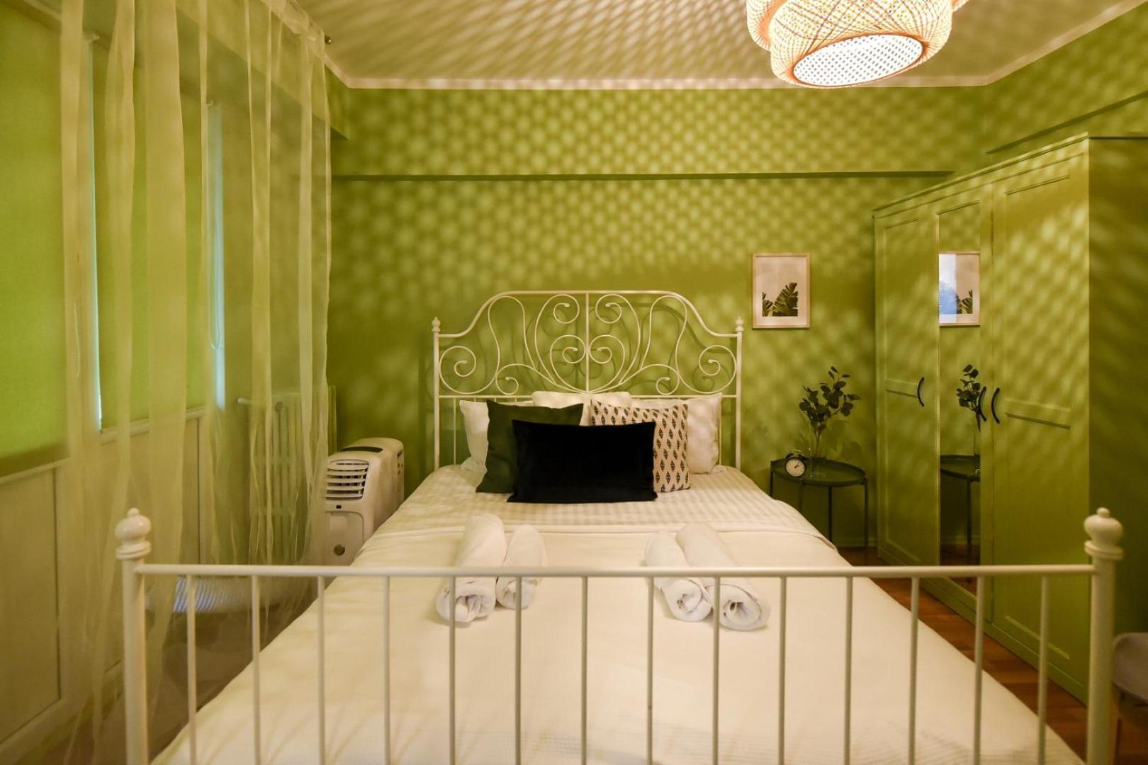 Chic Accommodation With Breathtaking Views Over Calea Victoriei - Your Central Heaven Bukarest Værelse billede