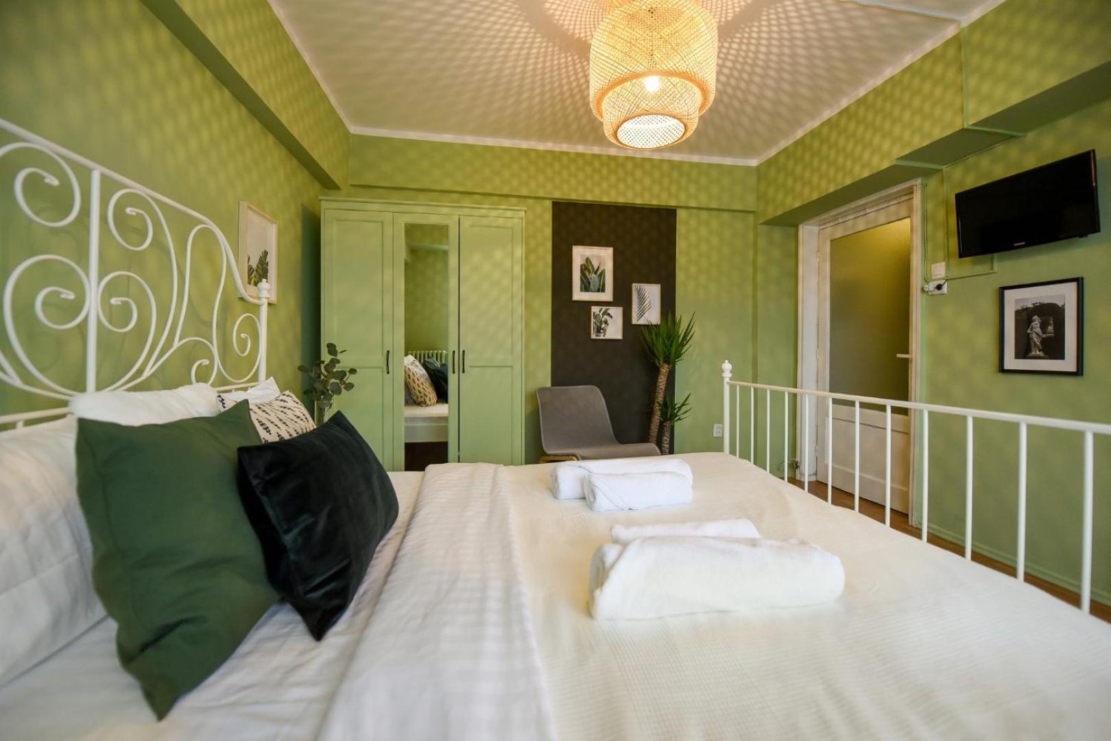 Chic Accommodation With Breathtaking Views Over Calea Victoriei - Your Central Heaven Bukarest Værelse billede