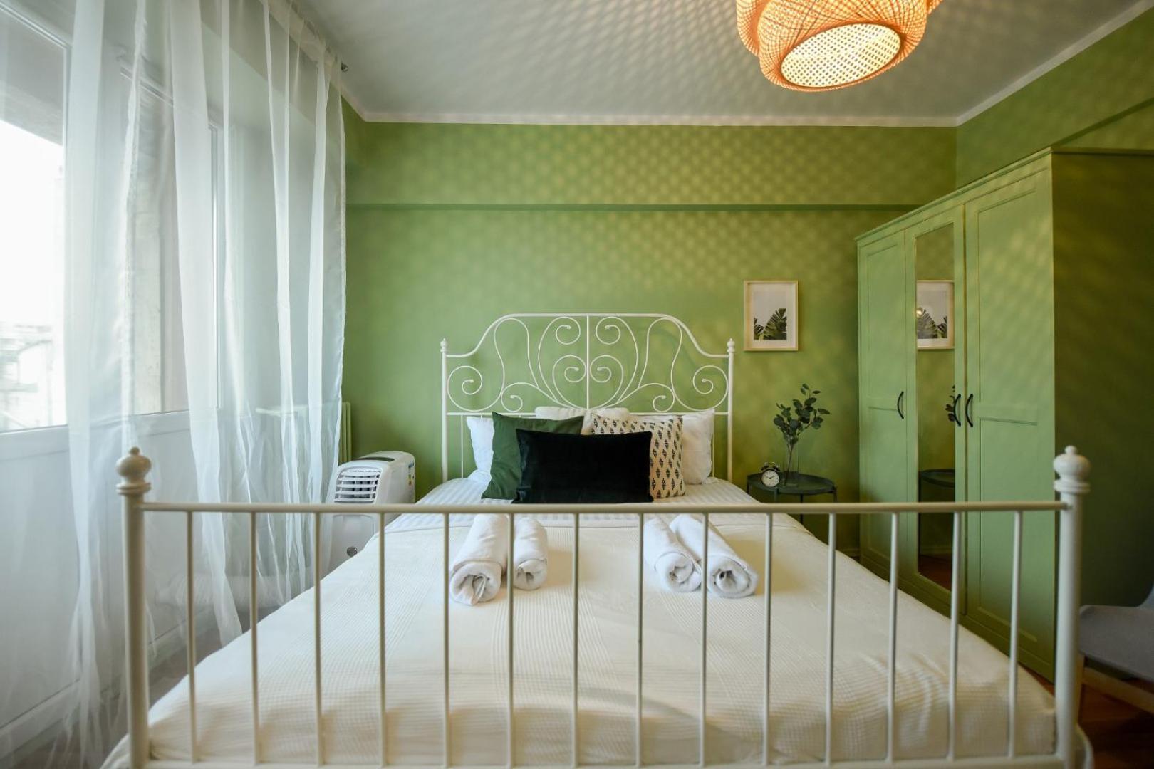 Chic Accommodation With Breathtaking Views Over Calea Victoriei - Your Central Heaven Bukarest Værelse billede