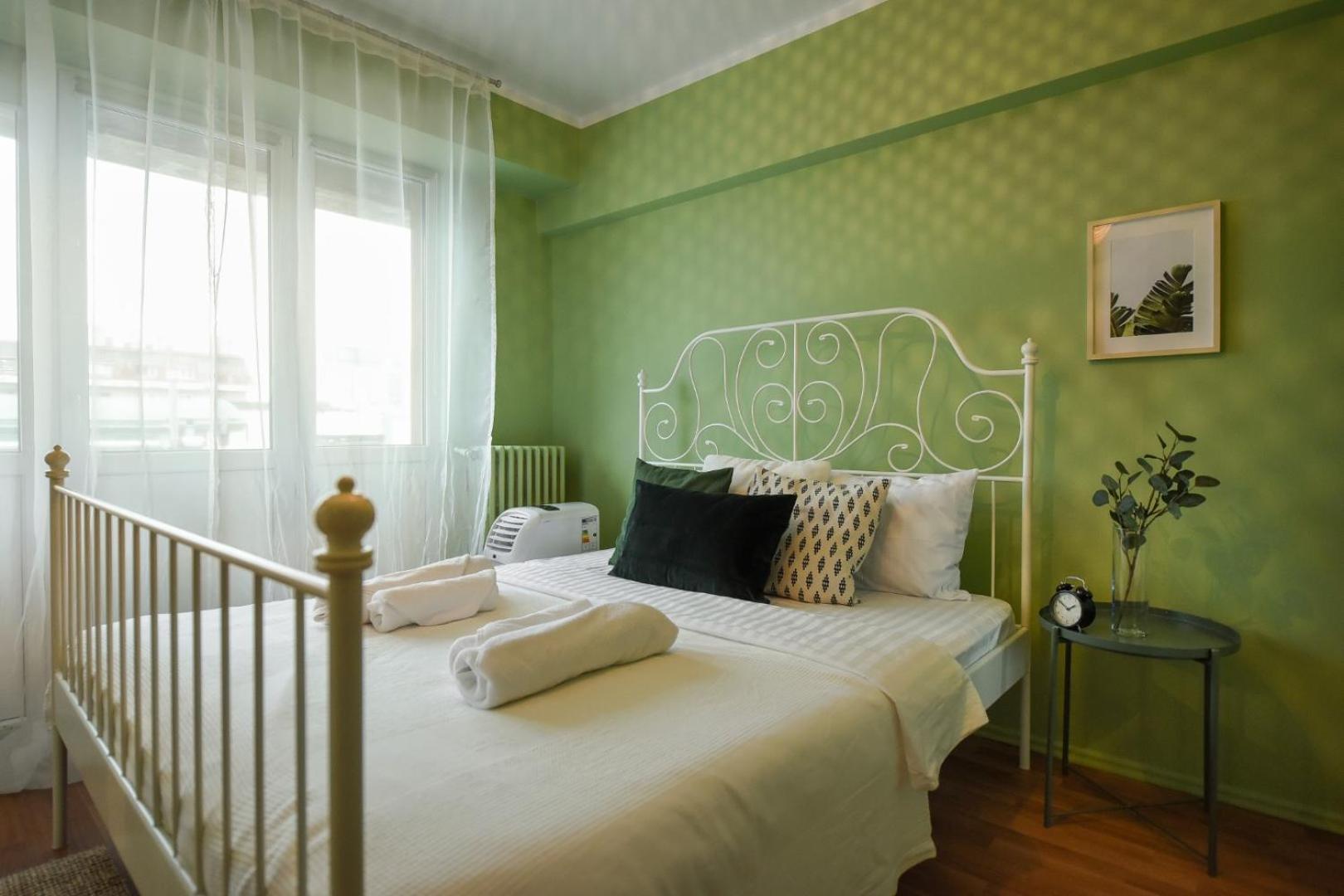 Chic Accommodation With Breathtaking Views Over Calea Victoriei - Your Central Heaven Bukarest Værelse billede